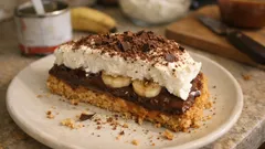 Banoffee χωρίς ψήσιμο: τραγανή βάση, μπανάνα και διπλή καραμέλα