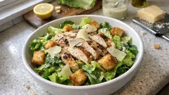 Σαλάτα Caesar με κοτόπουλο και σπιτική σως — τραγανά κρουτόν στο φούρνο