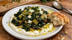 Σέσκουλα τσιγαριαστά με φέτα: ζεστός μεζές που δένει τέλεια πάνω σε γιαούρτι