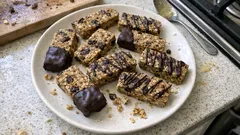 Μπάρες βρώμης χωρίς ζάχαρη με χουρμάδες και ταχίνι — κόβονται τέλεια