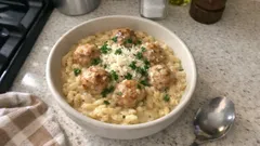 Κεφτεδάκια κοτόπουλου με χοντρό κριθαράκι στην κατσαρόλα, χυλωμένα με παρμεζάνα