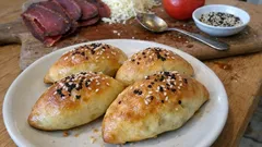 Αφράτα παστουρμαδοπιτάκια φούρνου με κασέρι και ντομάτα – πάντα τραγανά