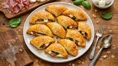 Τραγανά σφολιατάκια με προσούτο, μοτσαρέλα & βασιλικό — έτοιμα σε 25′