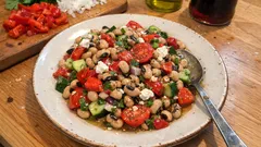 Σαλάτα με μαυρομάτικα και πιπεριές Φλωρίνης – δένει τέλεια στο ψυγείο