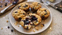 Αφράτα blueberry muffins με «καρδιά» μαρμελάδα μύρτιλο και τραγανή κρούστα