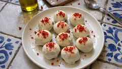 Τρουφάκια Red Velvet με λευκή σοκολάτα: εύκολα, χωρίς μίξερ και πάντα ζουμερά