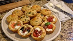 Μίνι γεμιστά αλμυρά μάφινς με τυριά: 3 εύκολες γεμίσεις για brunch και μπουφέ