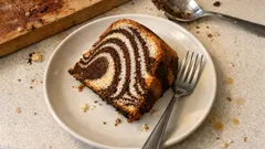 Κέικ ζέβρα βανίλια-σοκολάτα: αφράτο, με καθαρές «ρίγες» σε κάθε κομμάτι