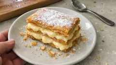 Μιλφέιγ στο σπίτι με τραγανή σφολιάτα και βελούδινη κρέμα που στέκεται