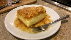 Γαλακτομπούρεκο με τραγανό φύλλο και βελούδινη κρέμα – το σωστό σιρόπιασμα