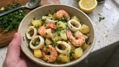 Ζεστή πατατοσαλάτα με καλαμάρι & γαρίδες – δροσερό λαδολέμονο