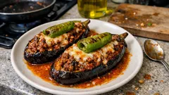 Πολίτικο καρνίγιαρικ στον φούρνο: μελιτζάνες με ζουμερό κιμά και τυρί που λιώνει