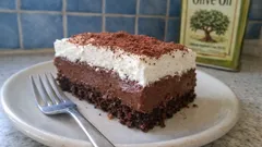 Σοκολατένιο γλυκό ψυγείου με μπισκότα και κρέμα – κόβεται τέλεια