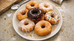 Σπιτικά ντόνατς αφράτα και χρυσαφένια – με γλάσο άχνης (φούρνου ή τηγανιού)