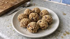 Κοπανιά Σαντορίνης: το παραδοσιακό γλυκό χωρίς ψήσιμο με παξιμάδι και σταφίδες