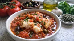 Μπακαλιάρος γιαχνί με ντομάτα, ελιές και κάπαρη – τρυφερός σε 15 λεπτά