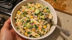 Μακαρονοσαλάτα με τόνο και αβοκάντο: κρεμώδης, δροσερή και ιδανική για ταπεράκι