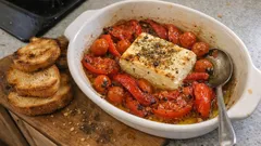 Φέτα ψητή με ντομάτες και πιπεριές: ο μεζές φούρνου που γίνεται σε 20 λεπτά