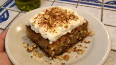 Πουτίγκα με κρέμα: καρυδάτο παντεσπάνι, σωστό σιρόπι και βελούδινη κρέμα βανίλιας