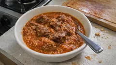 Λείο με χόντρο στη γάστρα της κατσαρόλας: μανιάτικο, δεμένο και χορταστικό