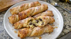 Μπουγατσάκια σφολιάτας με κρέμα σιμιγδαλιού και σοκολάτα — τραγανά και εύκολα στο ταψί