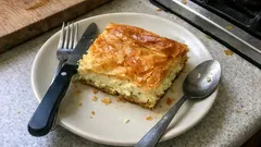 Χωριάτικη τυρόπιτα ταψιού: τραγανό φύλλο και κρεμώδης γέμιση που δένει πάντα