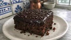 Σοκολατίνα ταψιού με βελούδινη κρέμα κακάο: ζουμερή και κόβεται τέλεια