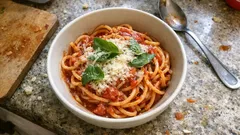 Μακαρονάδα one pot με ντομάτα και τυρί: έτοιμη σε 15 λεπτά, με ένα μόνο σκεύος