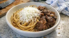 Σύζουμα Κρήτης: σπαγγέτι που «δένουν» στον ζωμό με τρυφερό κατσικάκι