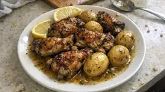 Παϊδάκια κοτόπουλου στο φούρνο με λεμονάτη μαρινάδα και baby πατάτες βουτύρου