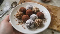 Τρουφάκια σοκολάτας με στέβια: βελούδινα, χωρίς ζάχαρη και χωρίς μίξερ