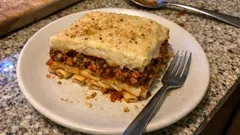 Vegan παστίτσιο με κιμά μανιταριών και κρεμώδη μπεσαμέλ—σπιτικό και χορταστικό