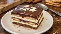 Μπισκοτογλυκό ψυγείου με μπισκότα κανέλας και σοκολατένια επικάλυψη (χωρίς φούρνο)