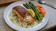 Σολομός στο τηγάνι με βελούδινη σάλτσα αφρώδους οίνου και λεμόνι