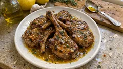 Παϊδάκια αρνίσια στον φούρνο: ζουμερά, με μαρινάδα λεμονιού και μουστάρδας