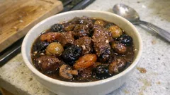 Χτένι κατσαρόλας με κόκκινο κρασί, κάστανα και αποξηραμένα φρούτα