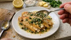 Γλώσσα μενιέρ στο τηγάνι: χρυσαφένια κρούστα, βούτυρο-λεμόνι και κάπαρη