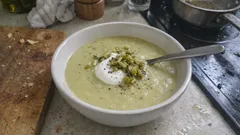 Πρασόσουπα βελουτέ με πατάτα: βελούδινη και χορταστική με λίγα υλικά