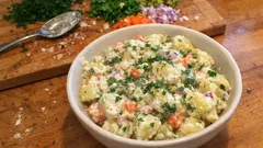 Πατατοσαλάτα με γιαούρτι αντί για μαγιονέζα – δροσερή, ελαφριά και δεμένη