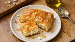 Εύκολη τυρόπιτα ταψιού με φύλλο κρούστας – τραγανή απ’ έξω, κρεμώδης μέσα