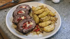 Αρνί ρολό στο φούρνο με πατάτες και κεφαλογραβιέρα – ζουμερό και εύκολο σε φέτες