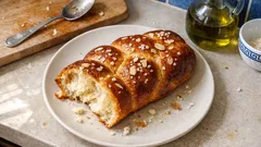 Αφράτο τσουρέκι με πορτοκάλι, μαχλέπι και μαστίχα – βγαίνει κορδονάτο κάθε φορά