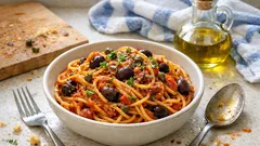 Σπαγγέτι αλά πουτανέσκα: δεμένη σάλτσα σε 5–6 λεπτά με ελιές, κάππαρη και αντζούγιες