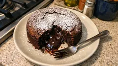 Κέικ σοκολάτας χωρίς γλουτένη με υγρή καρδιά – αφράτο με μαρέγκα και αμύγδαλο