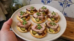 Γιορτινά ορντέβρ σε μπουκιά: ψαρονέφρι με κρεμώδη σος και σολομός με μήλο