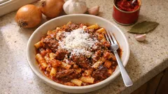 Γίδα κοκκινιστή με μακαρόνια κατσαρόλας: δεμένη σάλτσα και ζουμερά ζυμαρικά