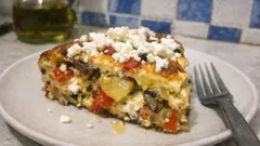 Ομελέτα φούρνου με λαχανικά και φέτα: κόβεται σε μερίδες και πάντα πετυχαίνει