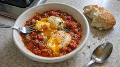 Αυγά με ντομάτα στο τηγάνι: γρήγορο, σπιτικό και ιδανικό για βουτιές