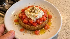 Μόστρα Μυκόνου σε 5 λεπτά: παξιμάδι με άνυδρη ντομάτα και κοπανιστή