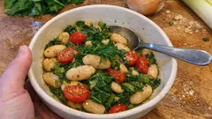 Φασόλια Πρεσπών με χόρτα στο ταψί: σπιτικό, χορταστικό και νηστίσιμο